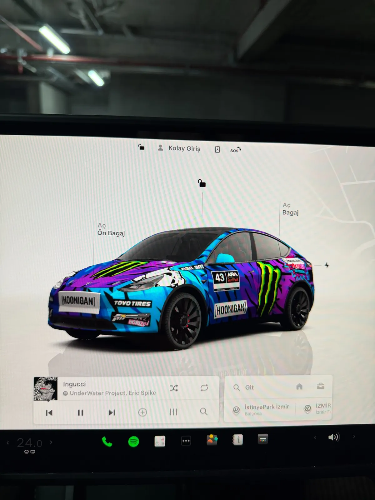Tesla araç ekranında özel Hoonigan kaplaması tam ekran görünüm