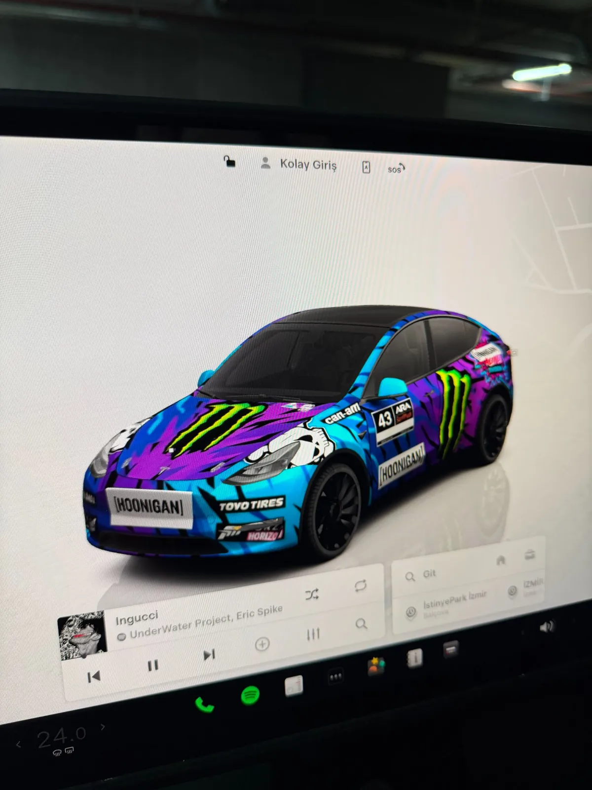 Tesla Model Y ekranında Hoonigan özel wrap tasarımı - yakın çekim